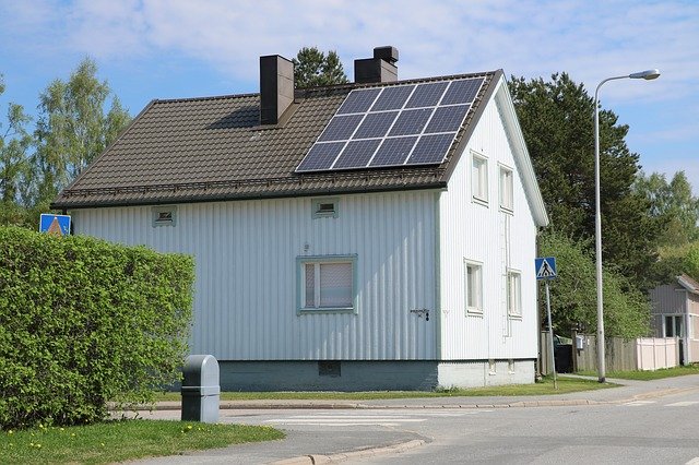 budova a solární panely